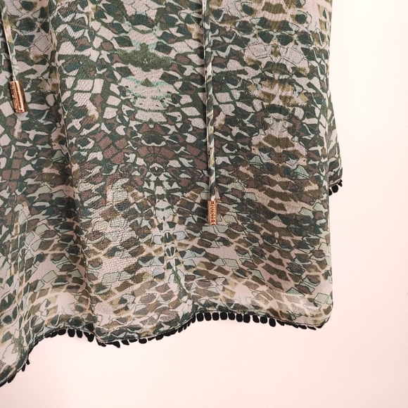 Guess green reptile printed tank top. Size XS - Picture 5 of 6